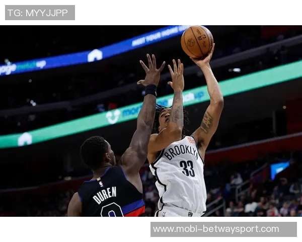 克拉克斯顿半场表现惊艳6投5中贡献12分2篮板2助攻1抢断2盖帽助球队领先